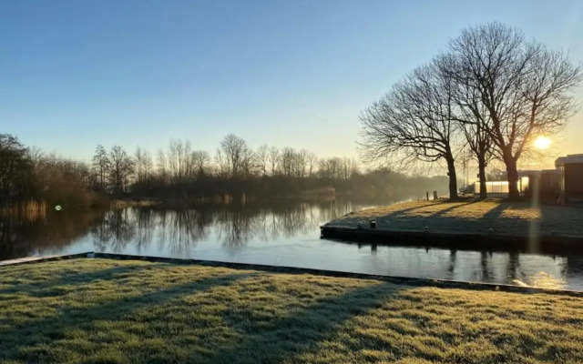 Tranquil Lakeside Stay for 4 Guests