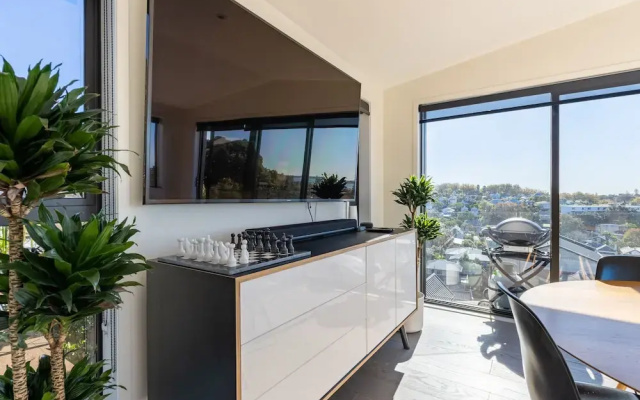 High-end 3BR House - Skytower View