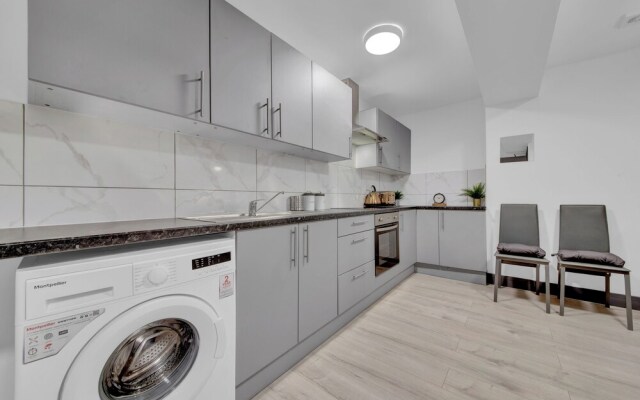 Serviced Ensuite Studio in Feltham London Heathrow