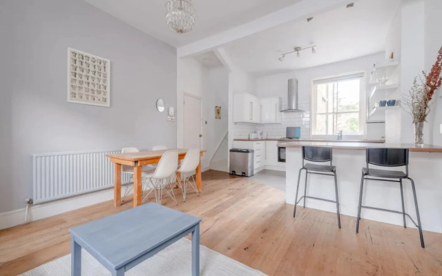 Lovely 3 Bedroom Apartment in Clapton With Garden