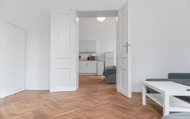 Classy 2BR Apt. w/ Exclusive Location near AKH