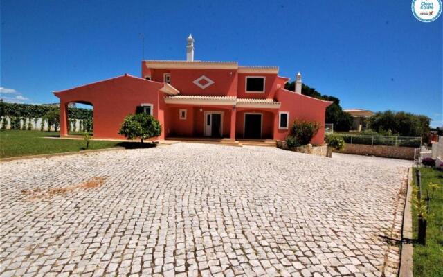 Villa Mikael - Free Wi-Fi - Aircon - Private Pool by bedzy
