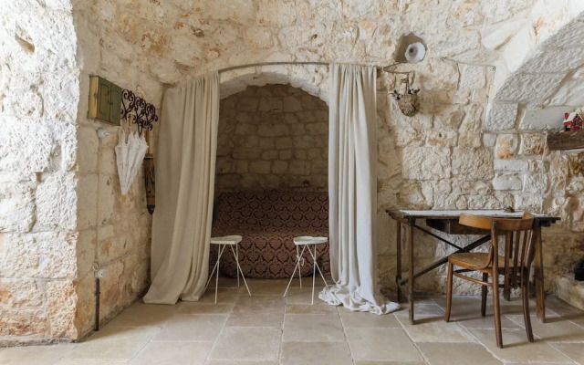 Trullo delle Acacie with pool
