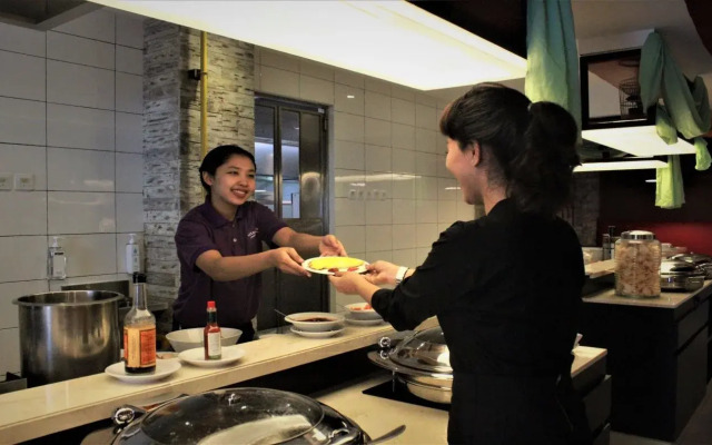 FOX Lite Royal Bay Makassar