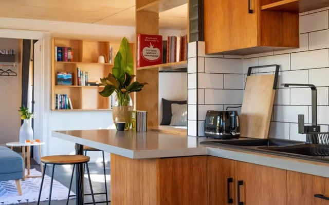 3 Bedroom Entertainer with Bungalow Next To Beach