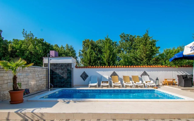 Apartments with pool in Pula,Croatia