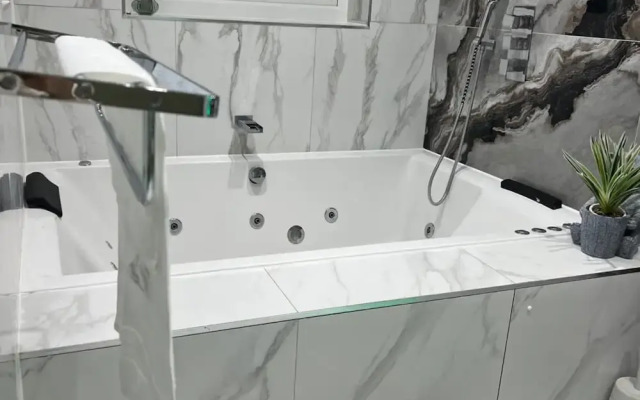 Stylish 6-bed Retreat With Parking and Jacuzzi