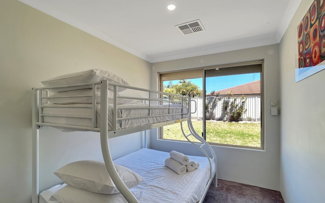Spacious 5-bed House in Coastal Halls Head
