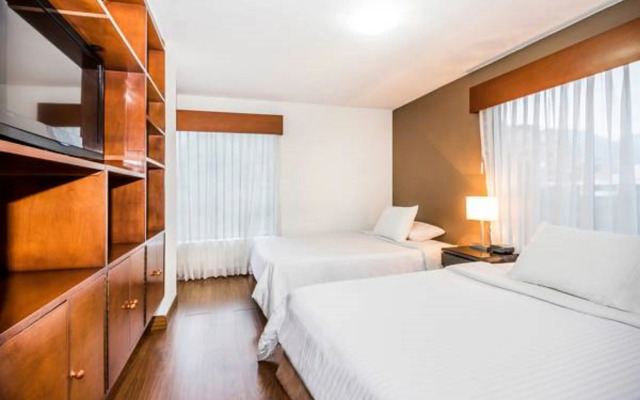 Lloyds Apartsuites Parque 93