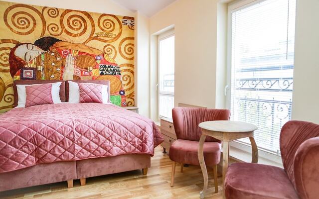 Sky & Light Apartments