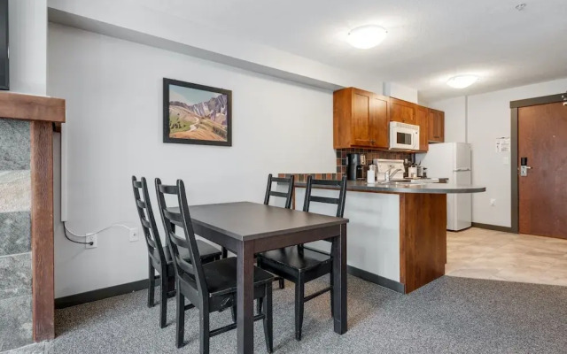 SPACIOUS Studio | Ski In/Out | Pool & Hot Tubs | in the Heart of PANORAMA RESORT