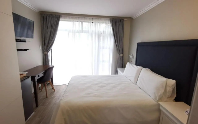 Lucolo Palace B&B - East London