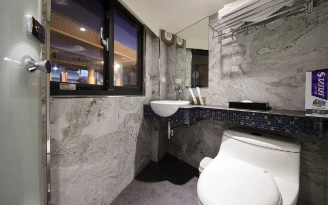 Metro Apartment