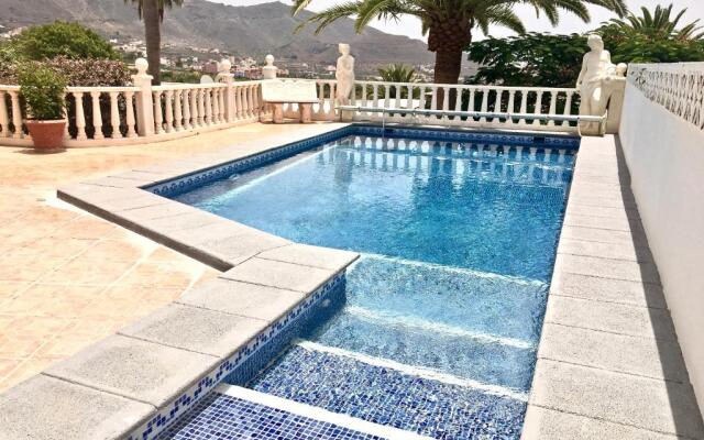 Detached villa, private pool only 10 minutes to beaches