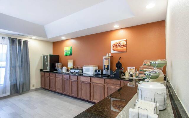 Econo Lodge Inn & Suites