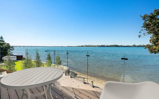 Entire Waterfront House - Boat Shed - 3 Kitchens