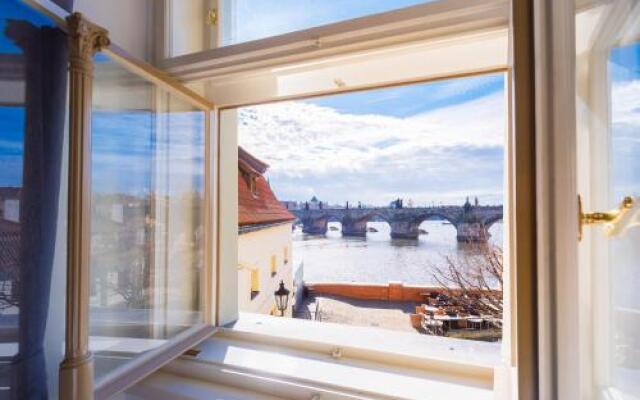 Kafka Apartment with bridge view