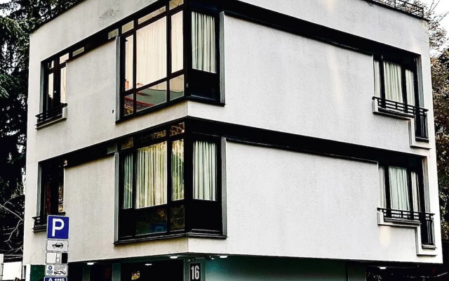 ул. Симона Чиковани, 16