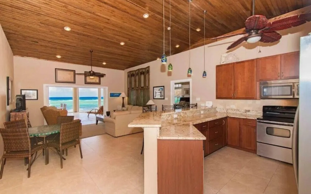 Peaceful Ocean Front Beach House in Bodden Town