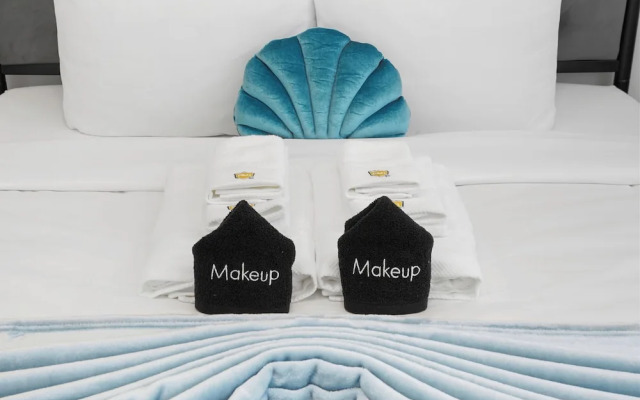 Spacious 5BR Retreat 8 Beds Beach & Golf