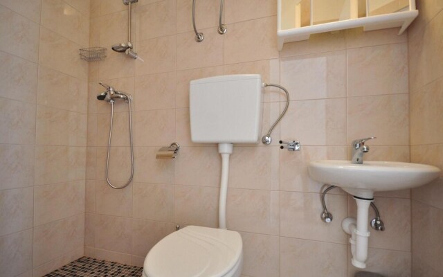 Amazing Home in Mimice With Wifi and 2 Bedrooms