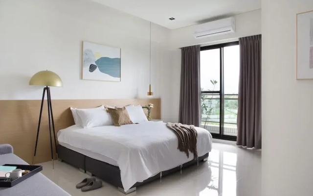 Strolling in the Champs 包棟