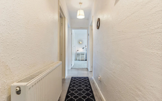 2 Bedroom Apartment - Parking, Wifi, Central