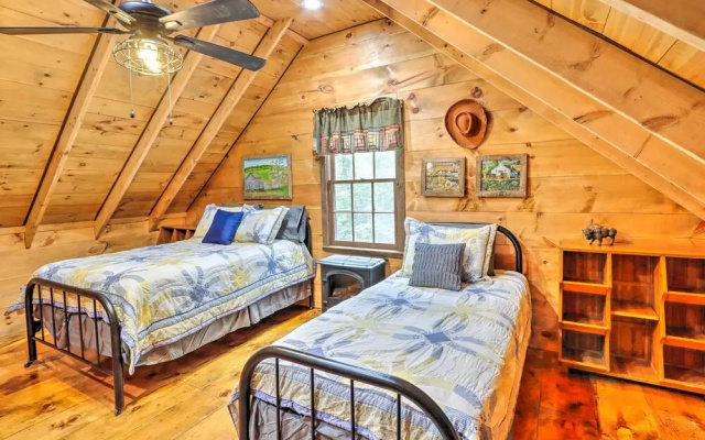 Cozy Creekside Mountain Escape w/ Hot Tub!