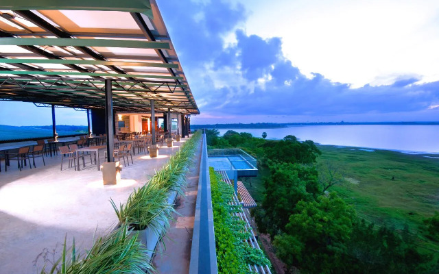 The Lake Forest Hotel