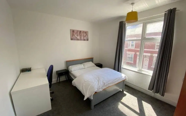 Cosy 2-bed House - Sleeps 4, Garden & Pet-friendly