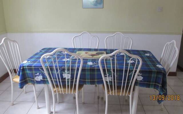 Tropical Breeze Guesthouse and Furnished Apartments