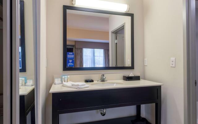 Hampton Inn & Suites DuPont