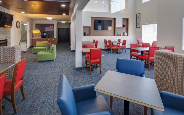 Holiday Inn Express & Suites Detroit - Farmington Hills, an IHG Hotel