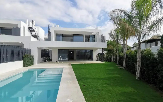 Refurbished 2-Bed Apartment in El Paraiso Alto