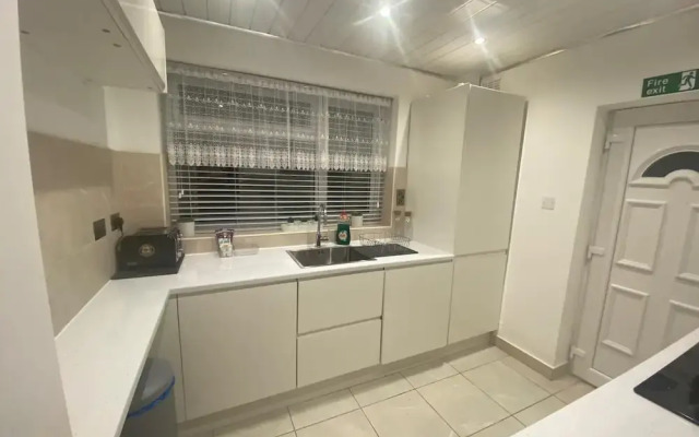 Charming 3-bed House Near Central Manchester