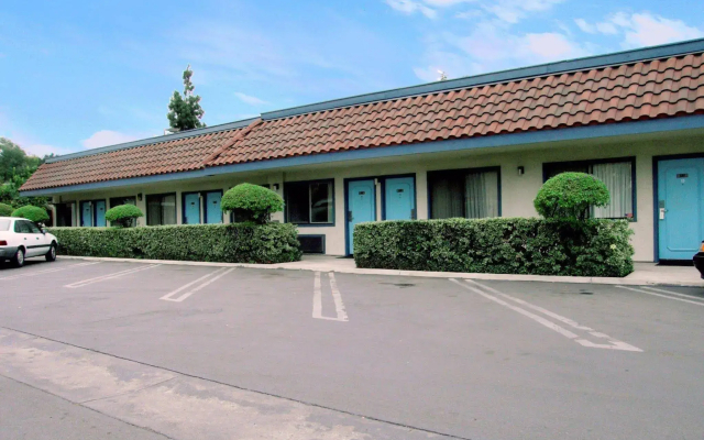 Palm Inn Hotel near Tyler Mall Riverside