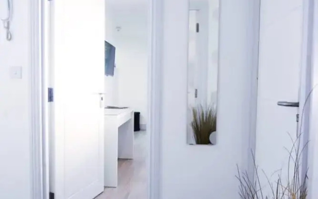 Modern Sea Front Apartment Sleeps 10