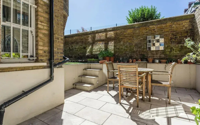 Holland Park Avenue VII by Onefinestay