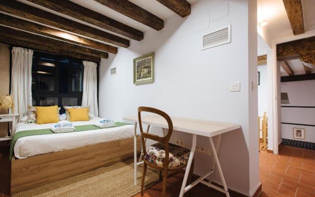 Casa Galera Historic Downtown Apartment in Seville