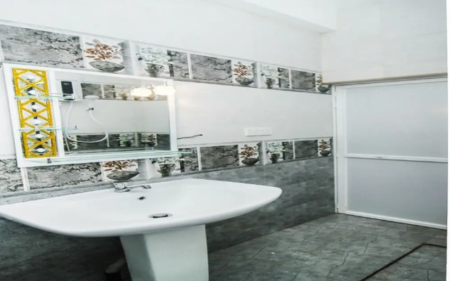 Shan Hotel by OYO Rooms