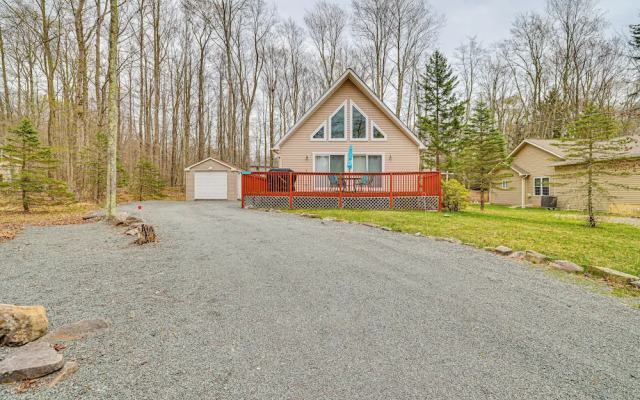 Hot Tub + Decks: Tree-lined Retreat in Pocono Lake