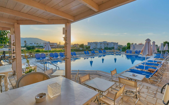 Golden Bay Aparthotel