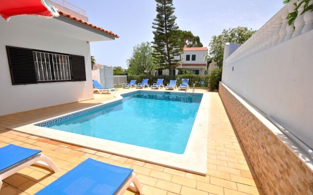 Spacious 4 Bedroom Villa Located in its own Grounds, With Private Pool and Bbq