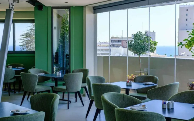 Mercure Larnaca Finikoudes Beach