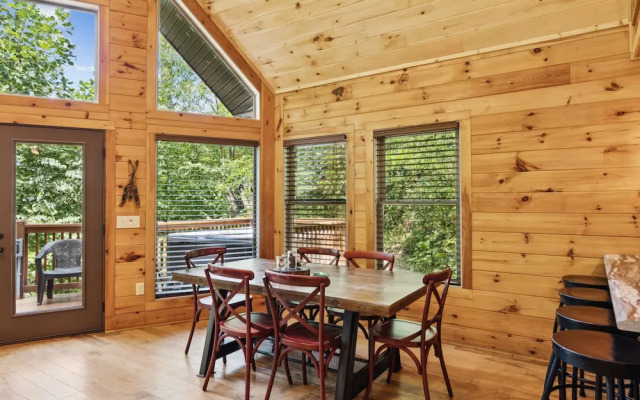 Creekside Manor 3 Bedroom Cabin by RedAwning