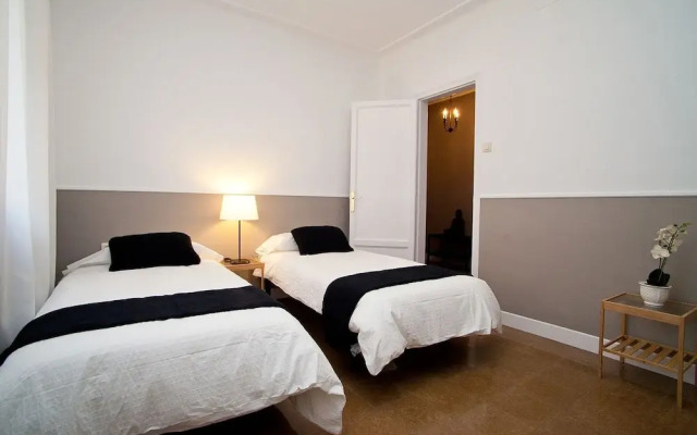 Cute & Spacious Eixample Apartment