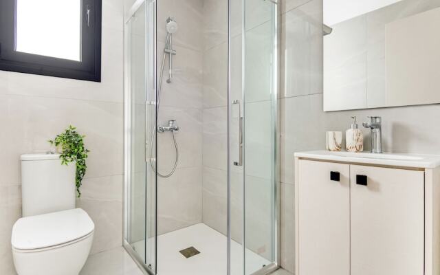 Sanders Premier - Nice 2 bdr apt With Balcony