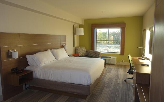 Holiday Inn Express & Suites Brentwood by IHG