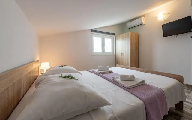 Awesome Apartment in Vrsi With Wifi