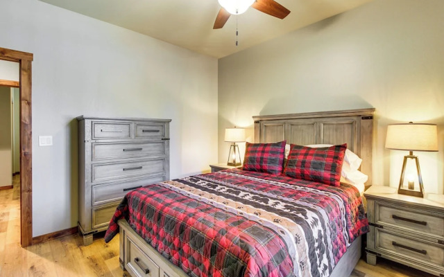 Fire Pit + Deck: Airy Cabin Near Pinetop Lakes